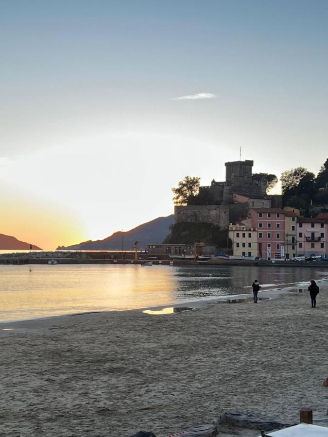 ホテル La Torretta A San Terenzo レーリチ エクステリア 写真